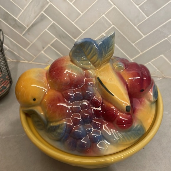 Shawnee USA Vintage Fruit Bowl and Lid - Picture 5 of 9